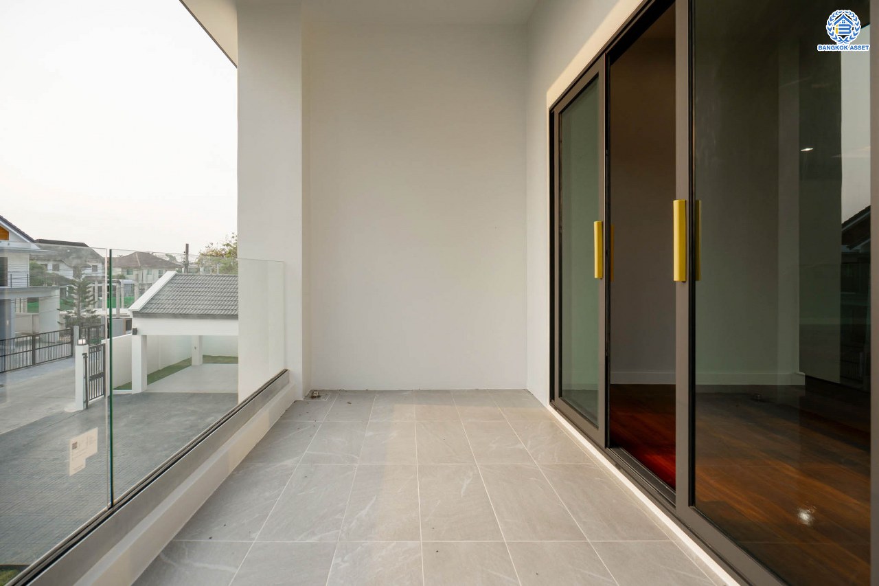 บ้านมือสองตกแต่งใหม่ โครงการ กฤษดานคร20 ปิ่นเกล้า-บรมราชชนนี บ้านหลังมุม ติดทะเลสาบ บนเนื้อที่กว้างมากถึง 238 ตร.ว. ตกแต่งด้วยวัสดุเกรดพรีเมี่ยม ฟังก์ชัน 5 ห้องนอน 6 ห้องน้ำ 1 ห้องอเนกประสงค์ 4 ที่จอดรถ พร้อมทั้งเปลี่ยนระบบไฟฟ้า สุขาภิบาล ทำเลศักยภาพ ติดถนนบรมราชชนนี ใกล้มหาวิทยาลัยมหิดล และเพียง 10 นาทีถึงเซ็นทรัล ปิ่นเกล้า